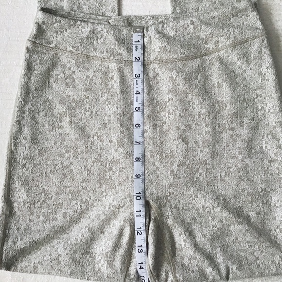 Gymshark Fleur Texture Leggings Woman’s Size Small Taupe Color Full Length - Picture 8 of 13